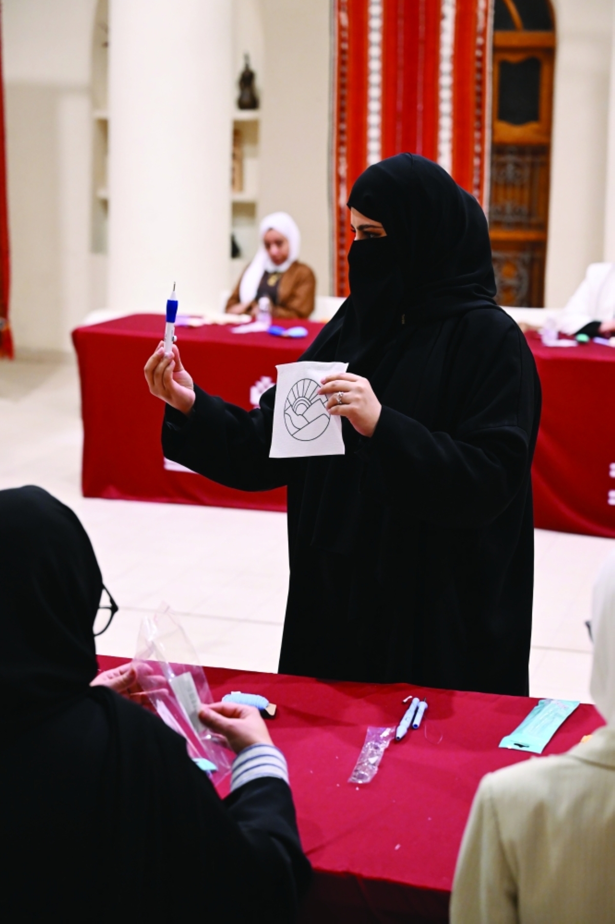 أنفال العازمي تشرح للمتدربات عن إبرة النفاش 