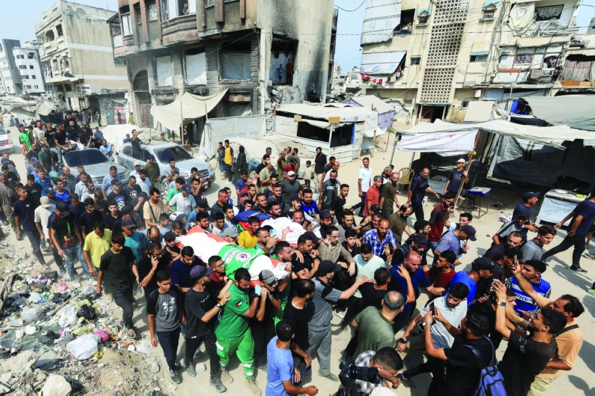 تشييع الصحافيين الشهداء في غزة (رويترز) 