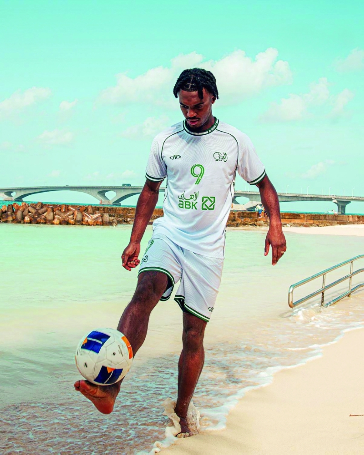 مهاجم العربي جوليان نغوي يتدرب بالكرة على شاطئ المالديف	    (المركز الاعلامي) 