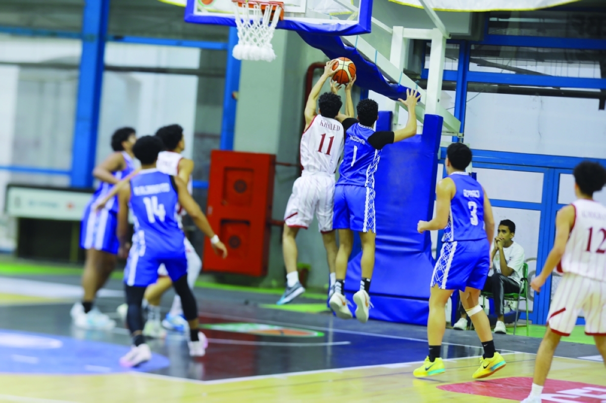 صراع تحت السلة في مباراة الكويت وقطر 