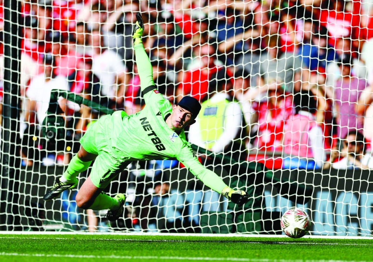 دين هندرسون متصدياً لركلة ترجيح 	(رويترز) 