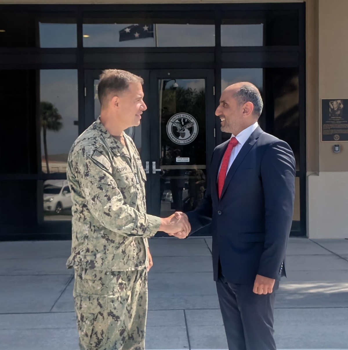 الشيخ مبارك علي الصباح مع قائد «سنتكوم» براد كوبر