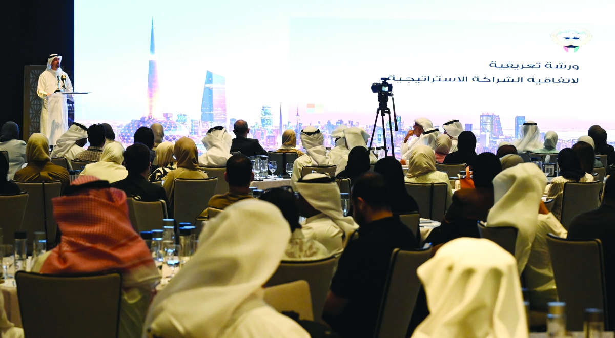 


الصباح متحدثاً خلال ورشة «مايكروسوفت» 	(تصوير سعود سالم) 