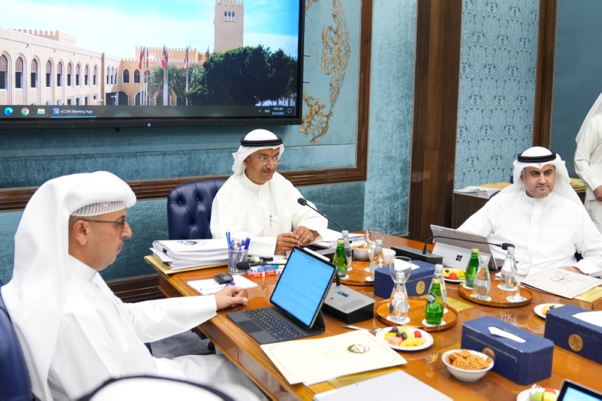 الوزيران ناصر السميط وصبيح المخيزيم وأمين عام مجلس الوزراء صالح الملا في الاجتماع