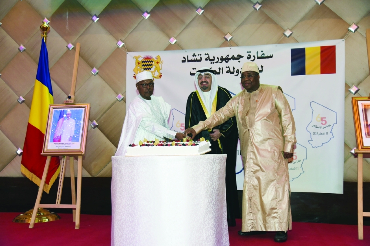الوزير المفوض المضف يشارك سفير تشاد في قطع حلوى الاحتفال