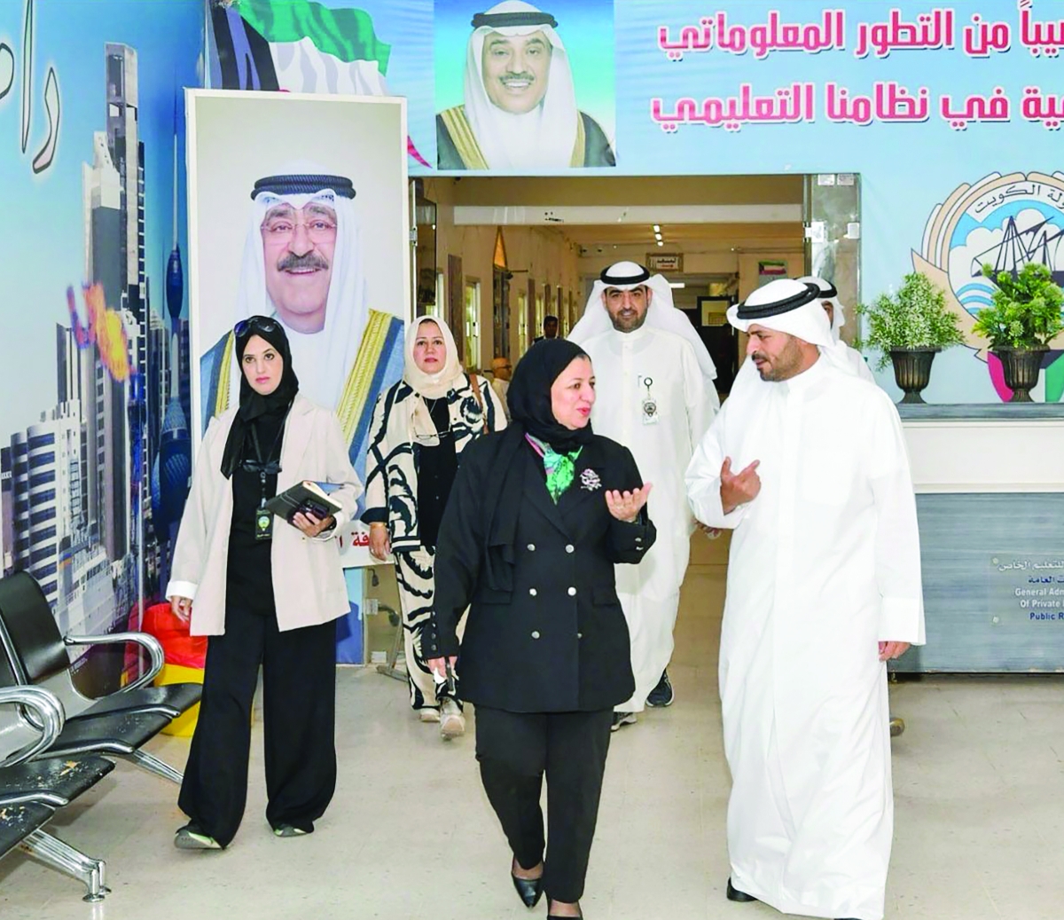 محافظ مبارك الكبير خلال جولته في مبنى الإدارة