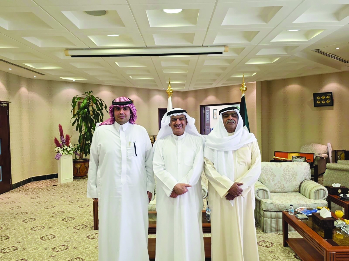  الحبشي متوسطاً الجربا والريش