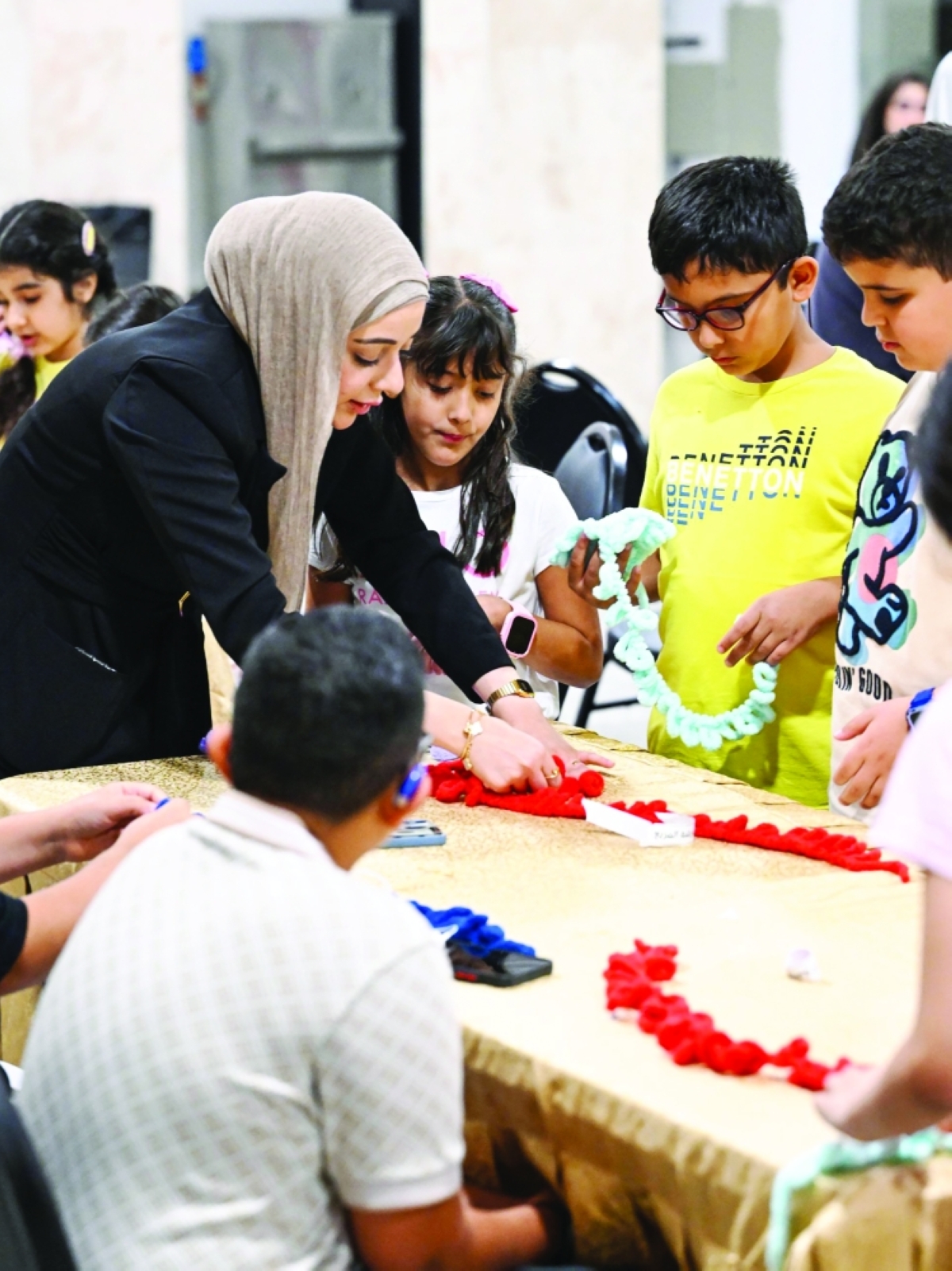 باقر مع المشاركين في «الحياكة» 