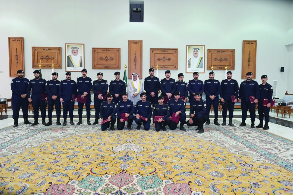 محافظ الجهراء متوسطاً رجال المرور بعد تكريمهم