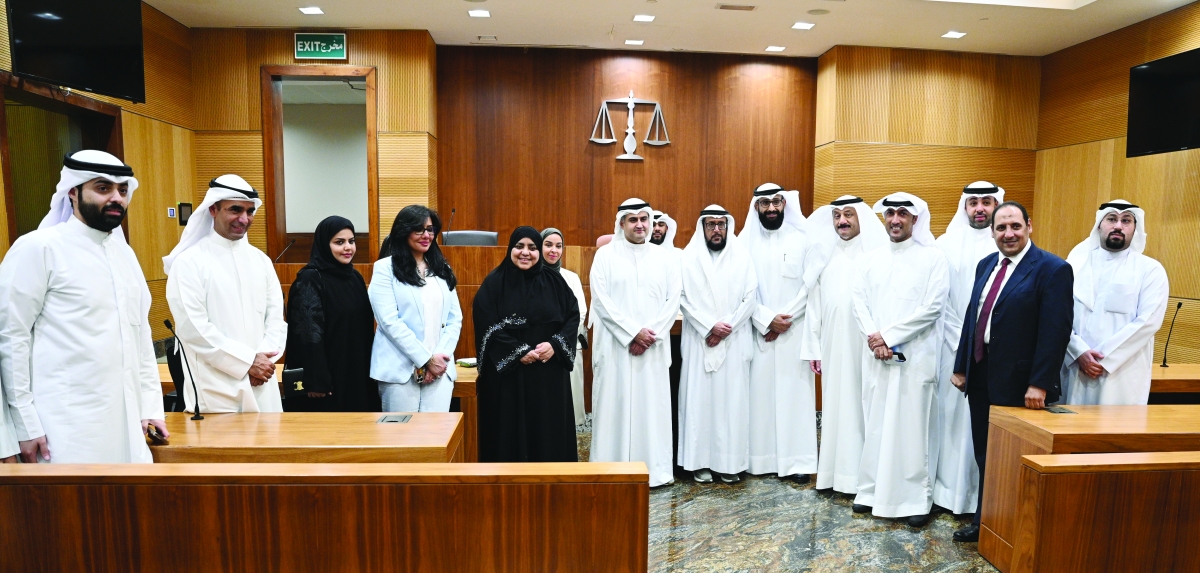 السميط والسند والقبندي خلال الجولة في مجمّع محاكم الرقعي 	 (تصوير نايف العقلة) 