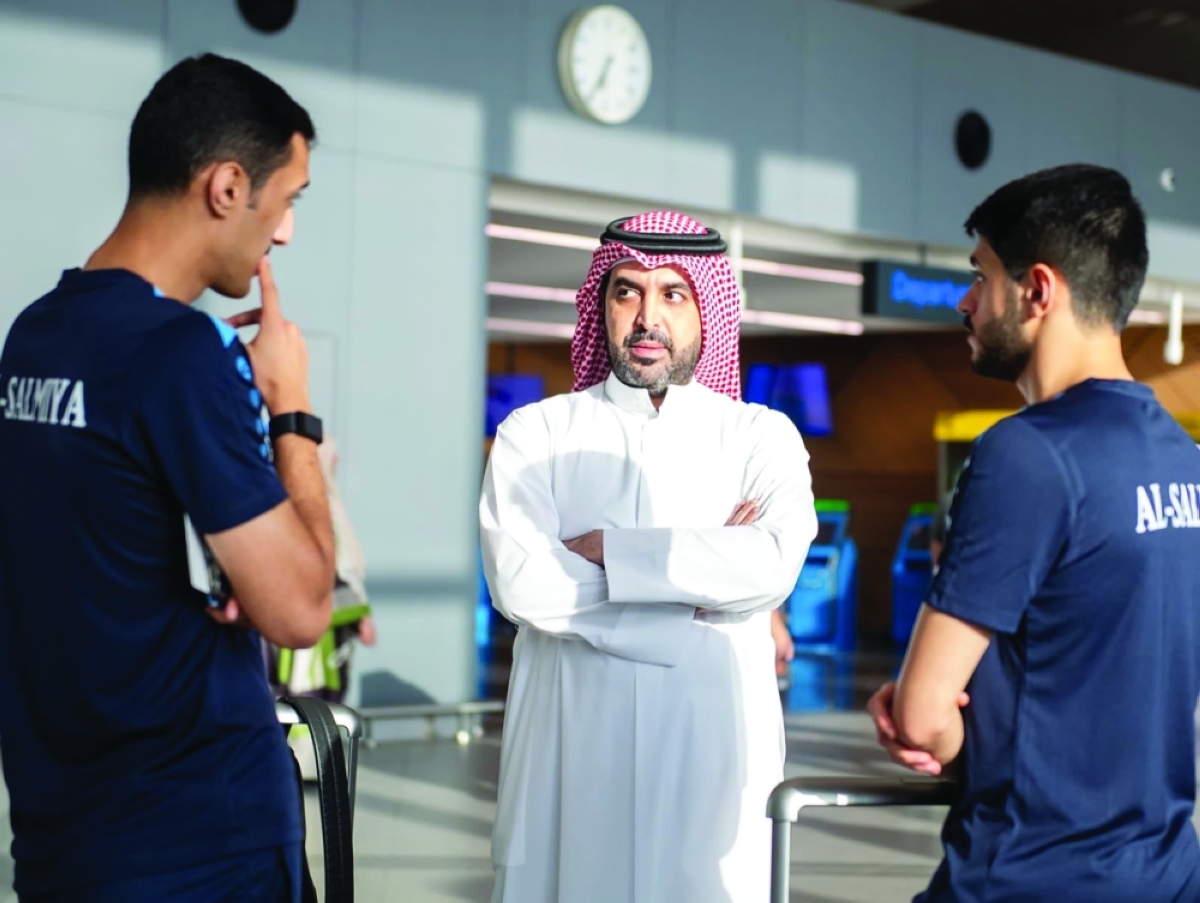 رئيس نادي السالمية تركي اليوسف في حديث مع لاعبي الفريق في المطار   	        (المركز الإعلامي) 