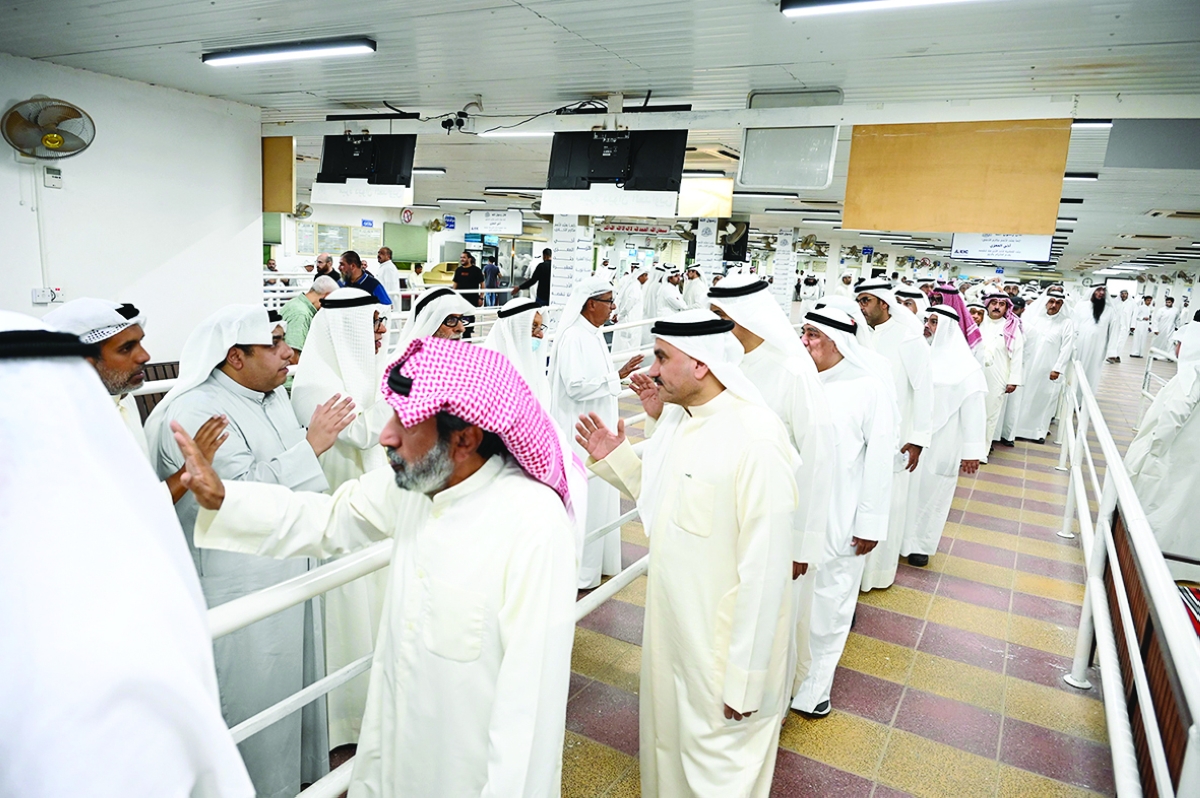 


عائلة الفقيد تتلقى العزاء	(تصوير سعود سالم) 