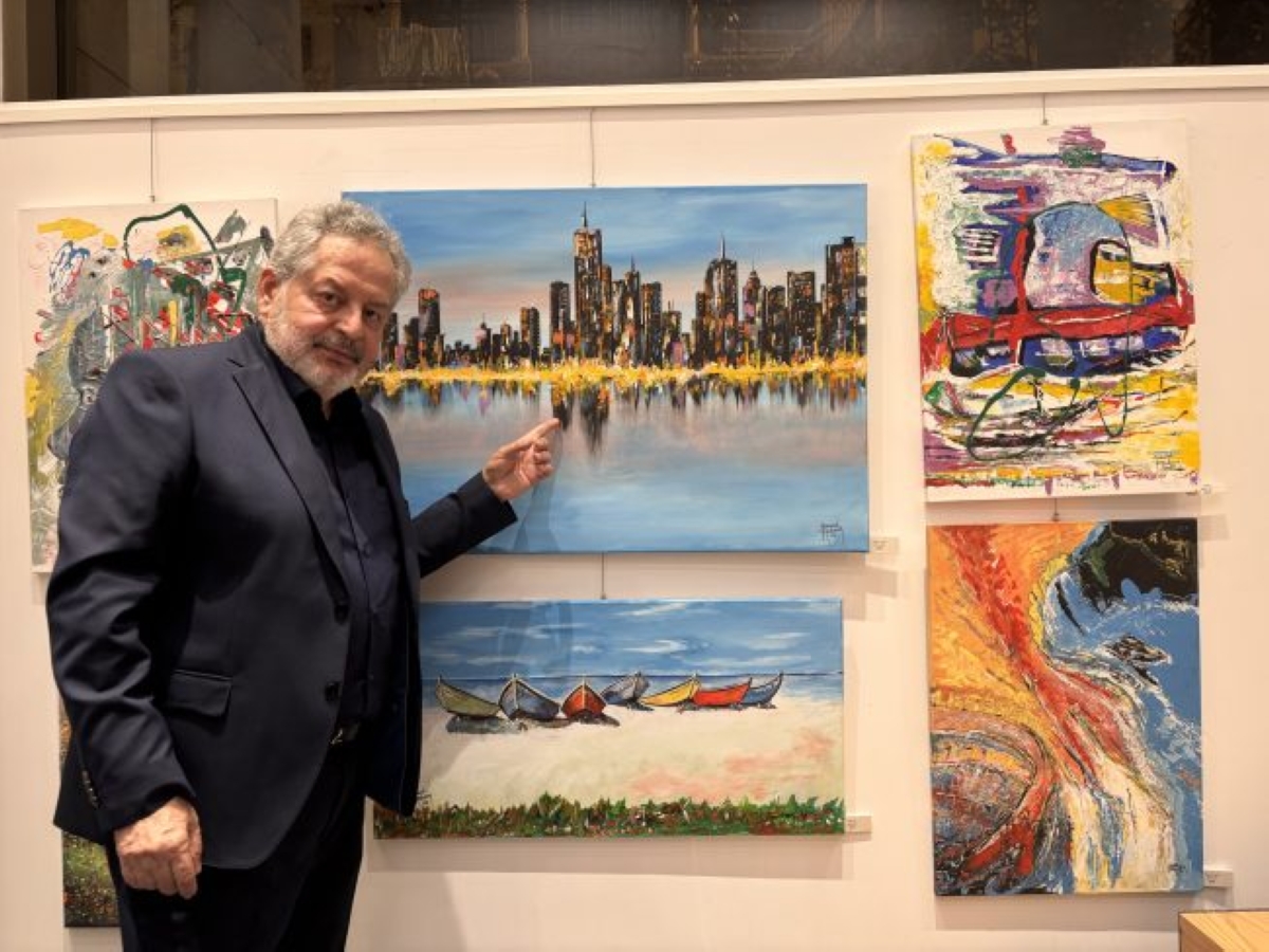 من افتتاح معرضه