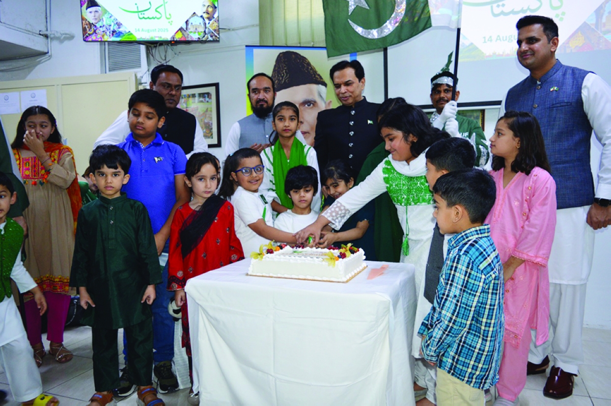 


سفير باكستان يشارك أطفال الجالية قطع كعكة الاحتفال 