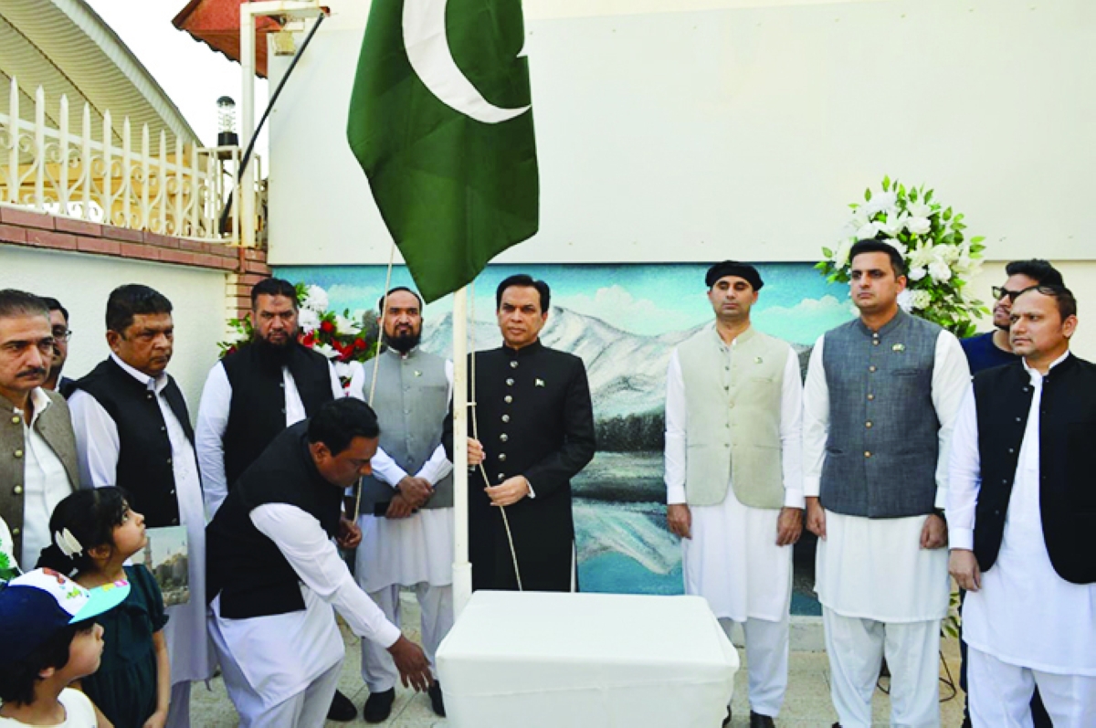 السفير إقبال خلال مراسم رفع العَلم