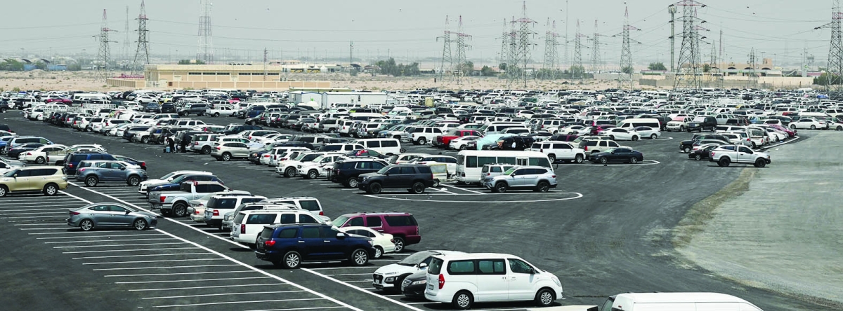 مواقف واسعة وآمنة للسيارات