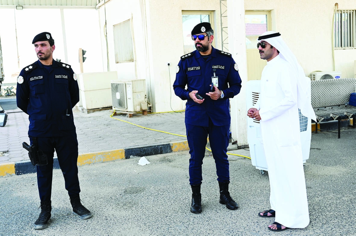 العقيد العازمي والزميل نايف كريم خلال الجولة في المنفذ