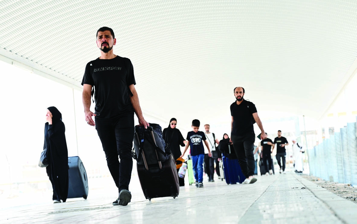 فوج من العائدين من مختلف الأعمار