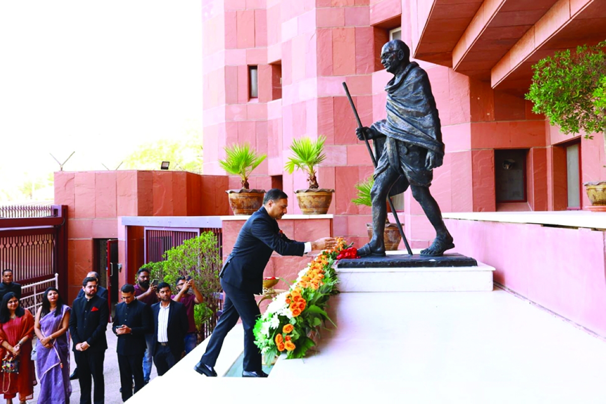 سفير الهند يضع إكليل الزهور على تمثال المهاتما غاندي