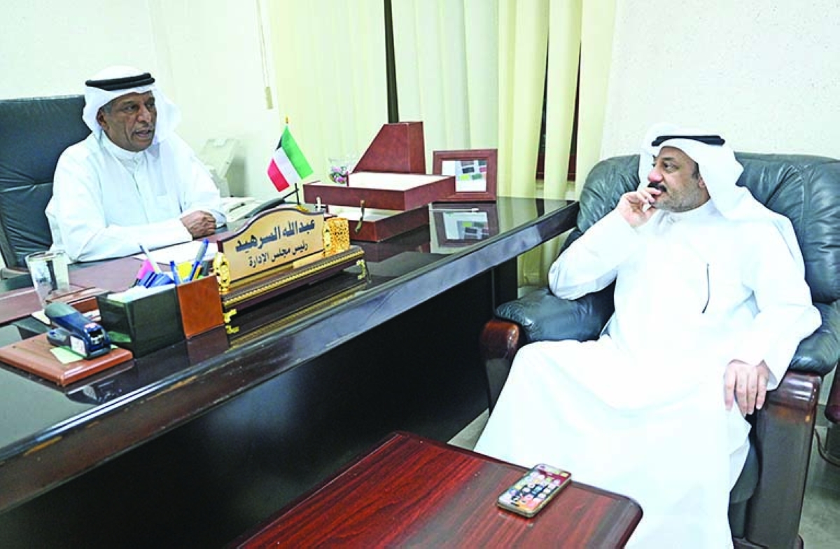 


السرهيد متحدثاً للزميل ناصر الفرحان	(تصوير نايف العقلة) 