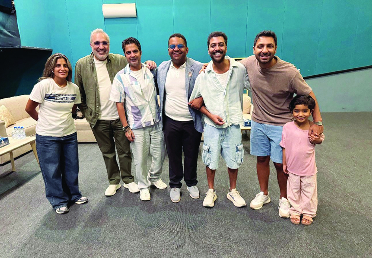 الزميل حمود العنزي مع أبطال العرض