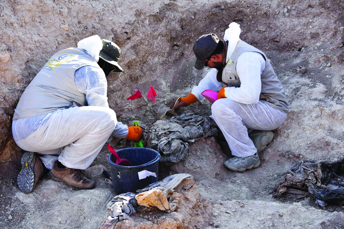 استخراج رفات ضحايا «داعش» من مقبرة جماعية في الموصل (أ ف ب)