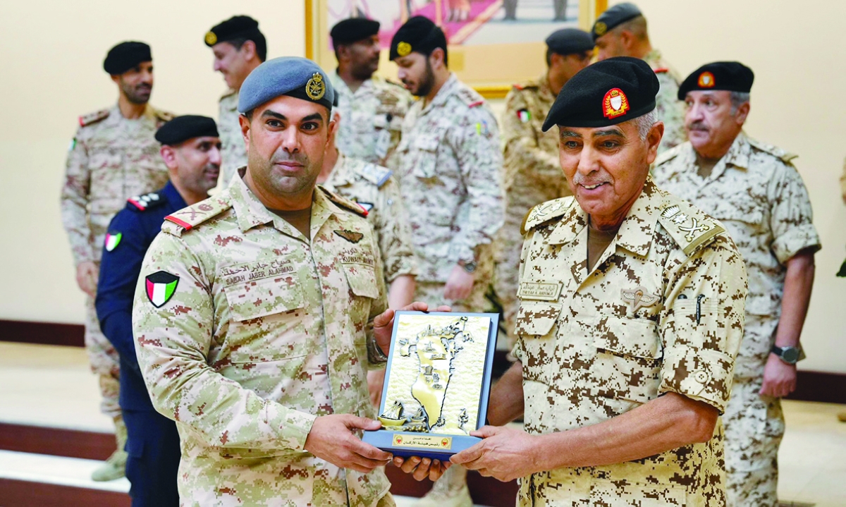 اللواء الجابر يتلقى هدية تذكارية من رئيس هيئة أركان قوة دفاع البحرين