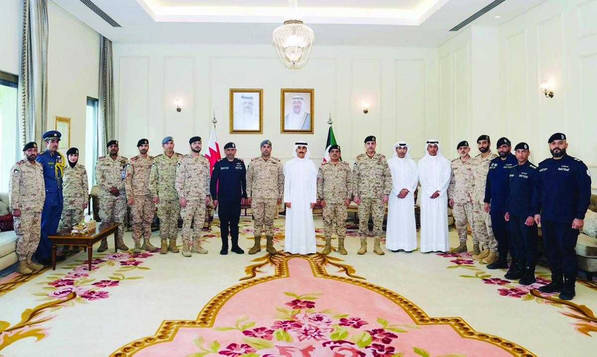 صورة جماعية على هامش مأدبة غداء أقامها السفير ثامر الجابر 