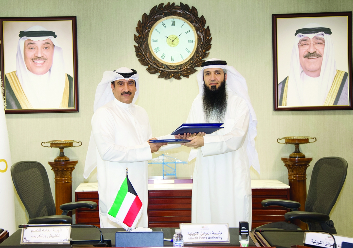 ممثلا «التطبيقي» و«الموانئ» يتبادلان نسختي الاتفاقية