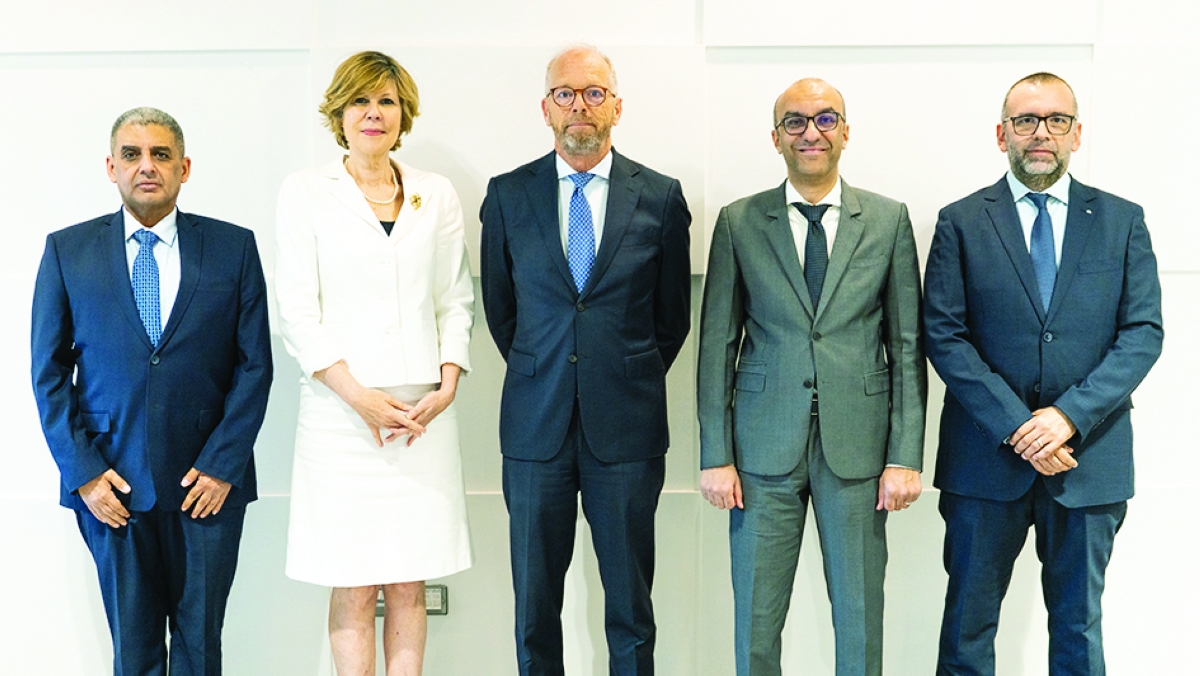 


لقطة جماعية لممثلي الجامعة الأمريكية في الكويت والسفارة الهولندية 