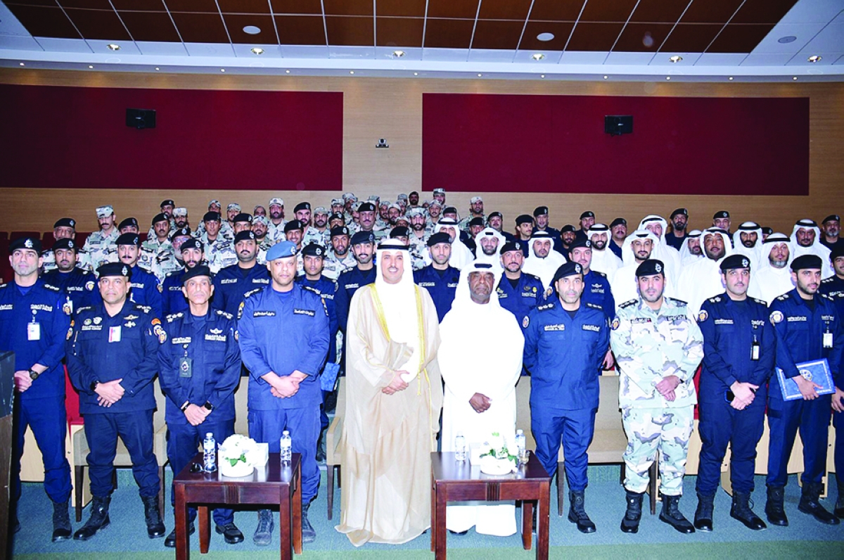 المحافظ في لقطة مع منتسبي إدارة حماية المنشآت النفطية بعد تكريمهم