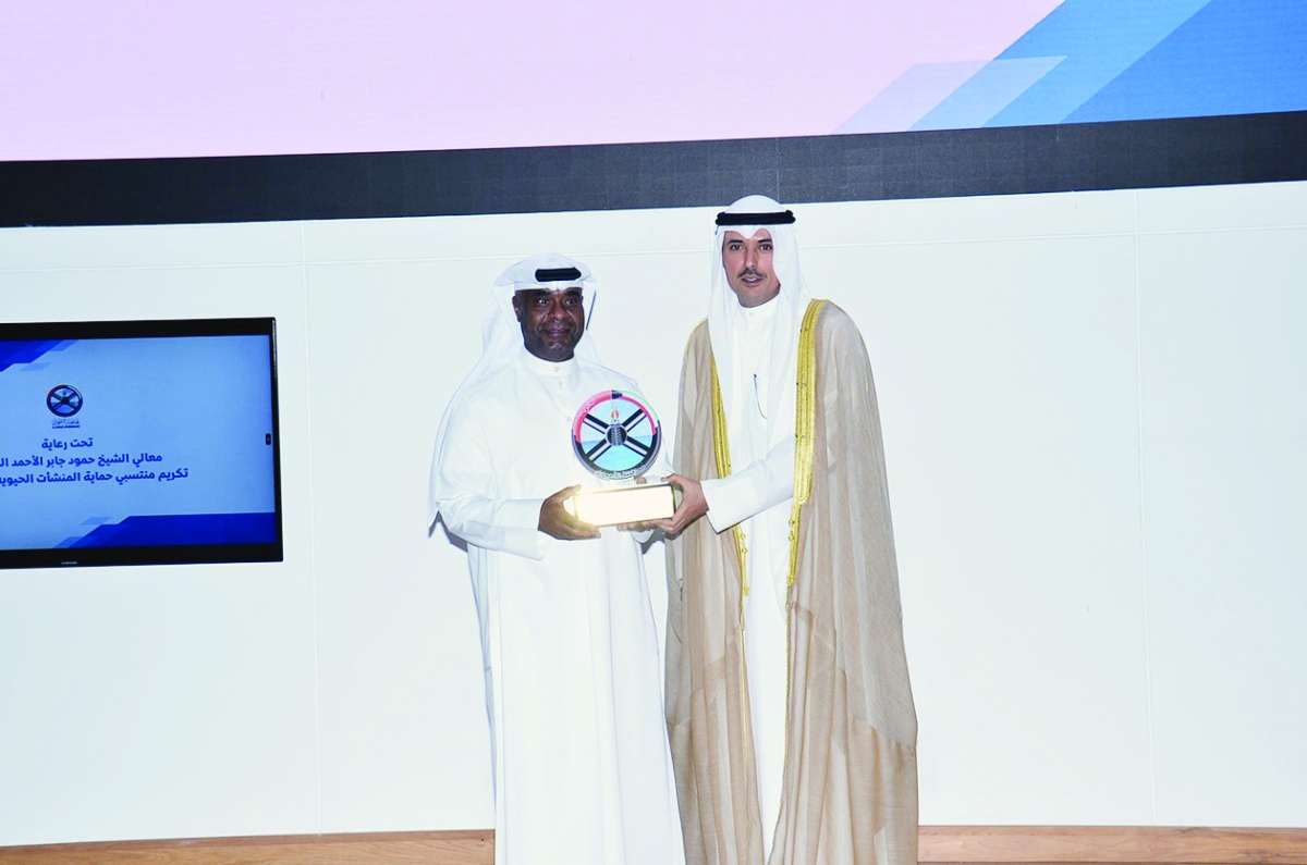 محافظ الأحمدي يكرم الفريق متقاعد عبدالله سفاح