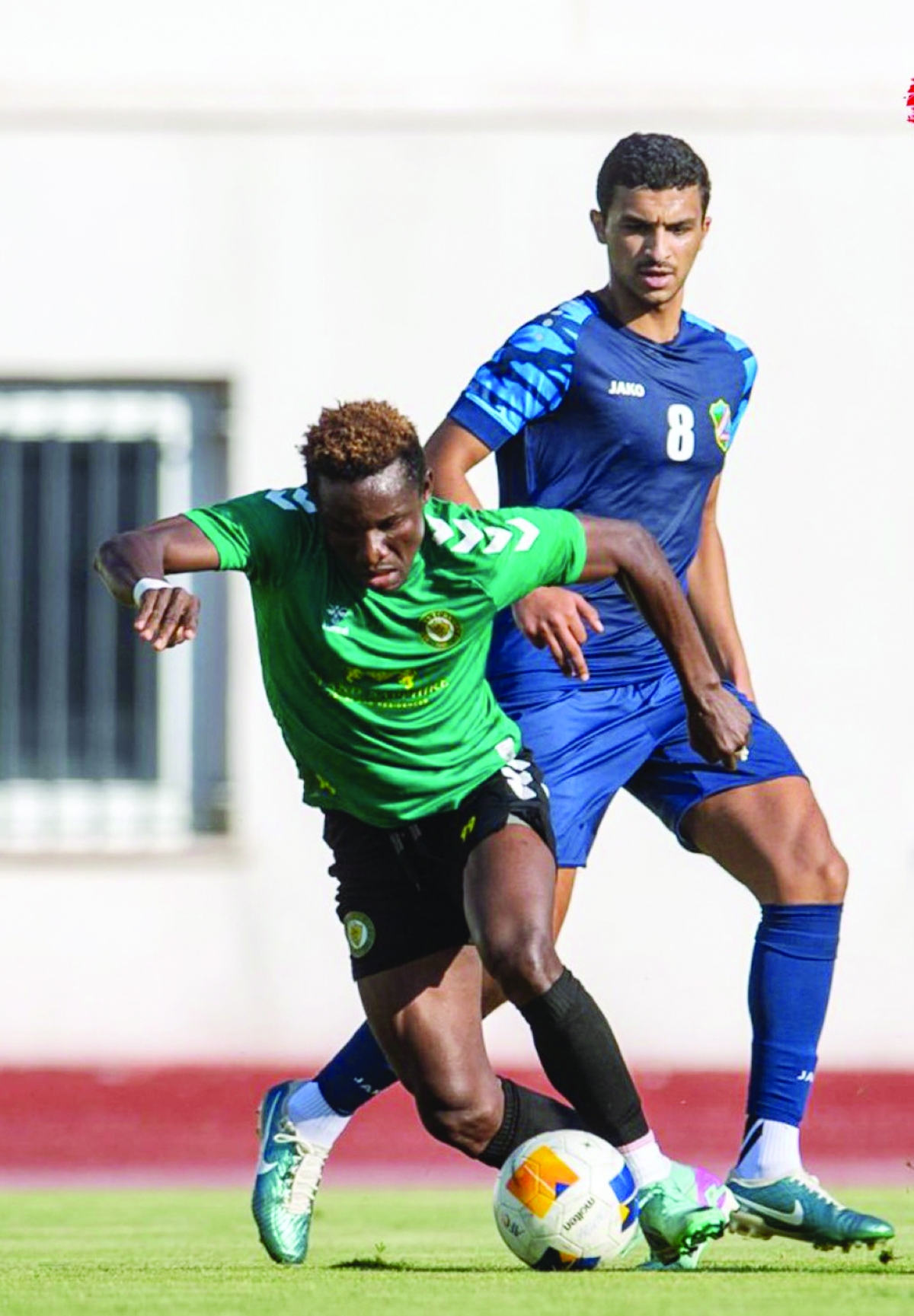 


مدافع ماغوسا يستحوذ على الكرة من أمام محمد الهويدي 