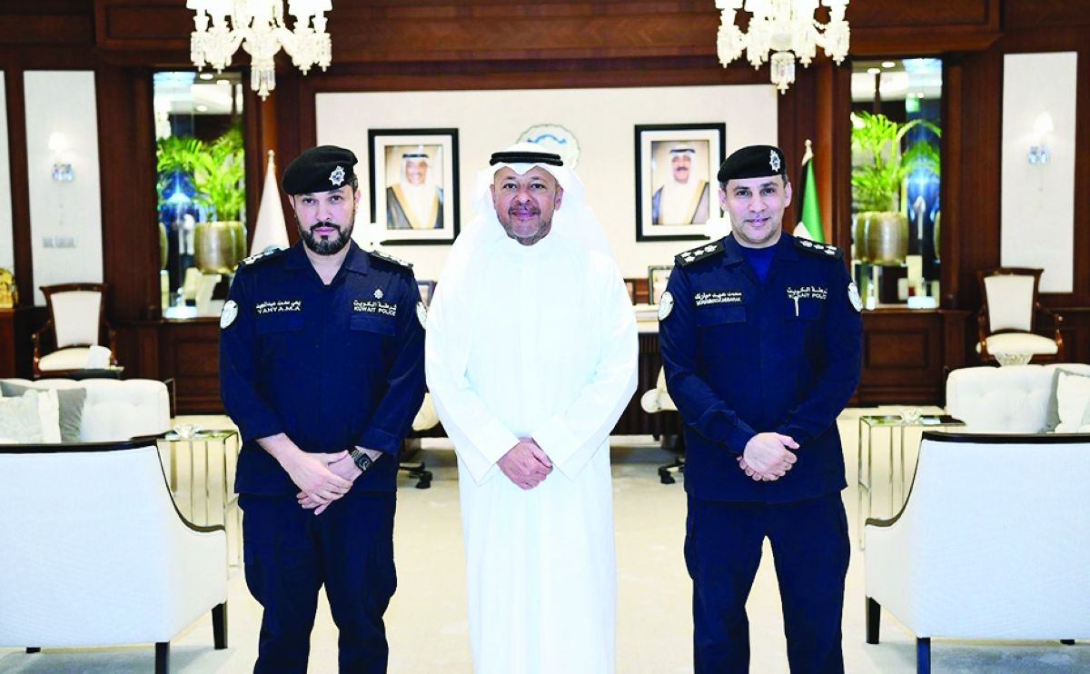 محافظ الفروانية متوسطاً العميدين الغصاب ودشتي