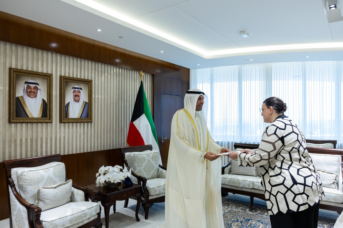 اليحيا متسلما نسخة من أوراق اعتماد السفيرة الكندية 