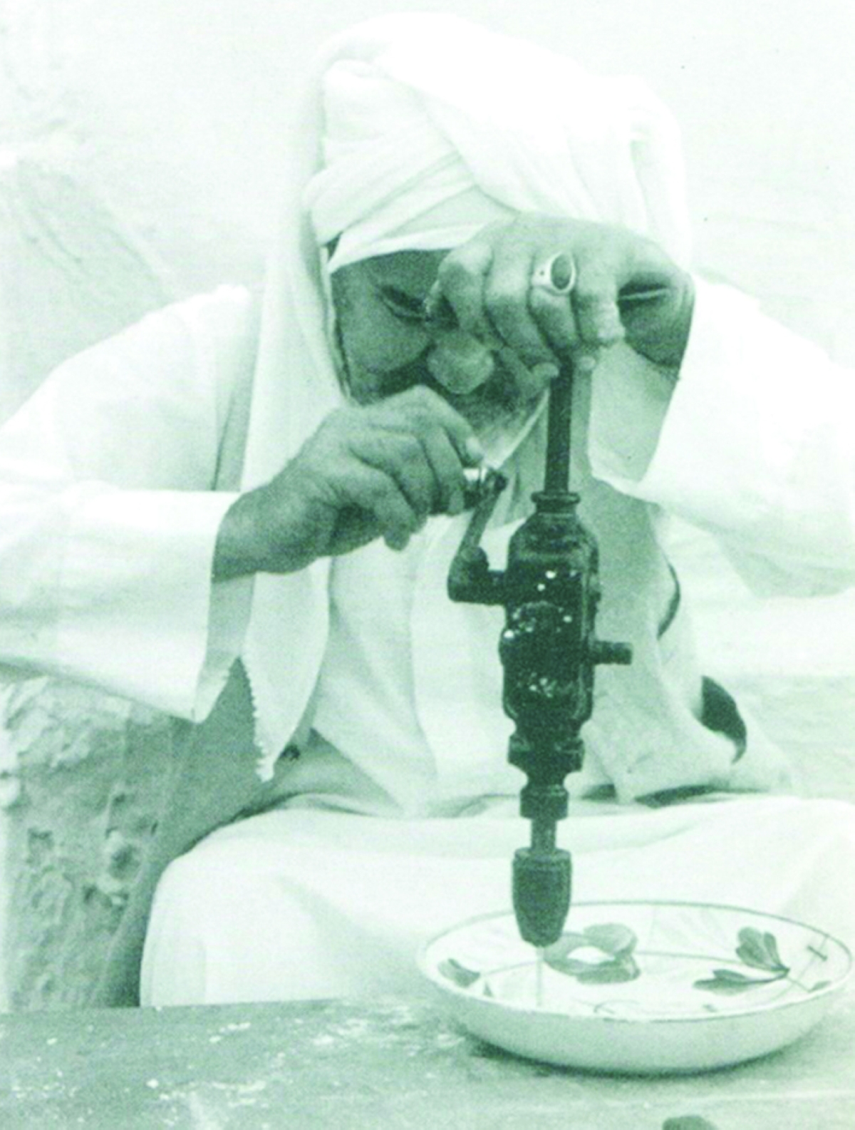 التسبيت إحدى الطرق التقليدية القديمة التي عالج بها الكويتيون الكسور التي قد تتعرض لها بعض الأواني المنزلية