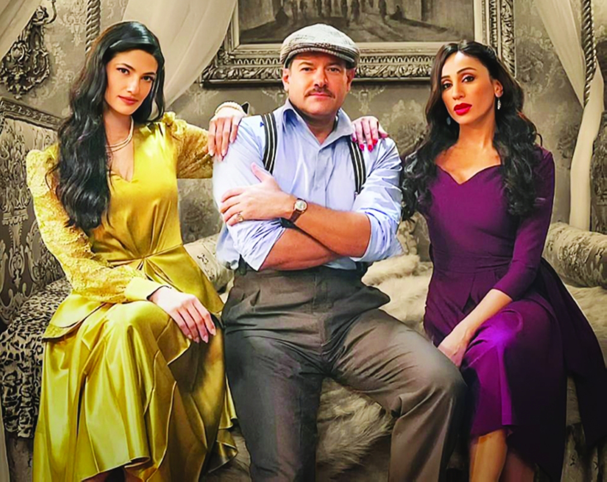 


عمرو يوسف متوسطاً دينا الشربيني وتارا عماد 