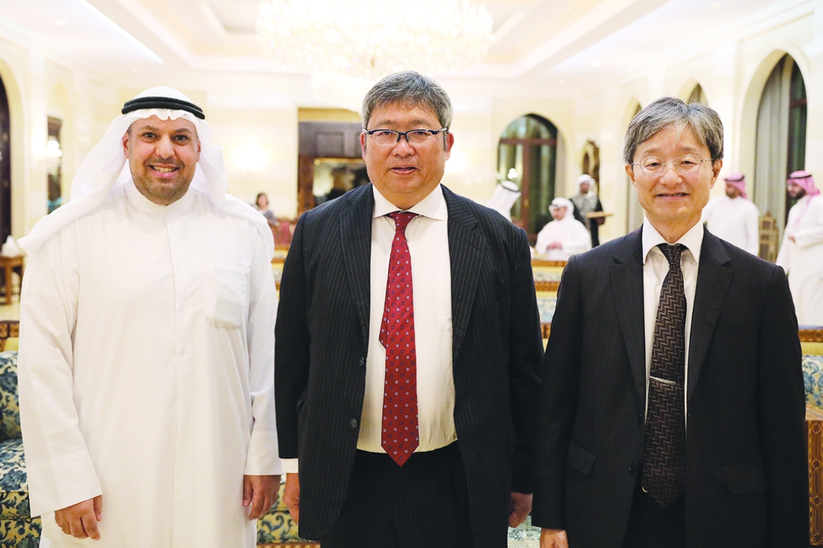 


سفير اليابان والبروفيسور شينودا والعنجري 