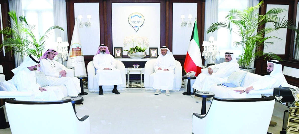 محافظ الفروانية خلال لقائه مسؤولي «الزراعة» بحضور أعضاء مجلس المحافظة