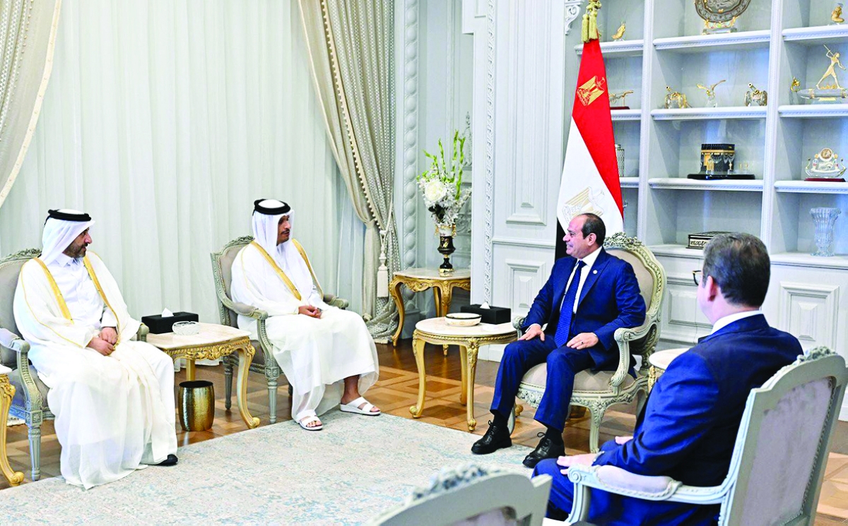 


السيسي مستقبلاً محمد بن عبدالرحمن في القاهرة 