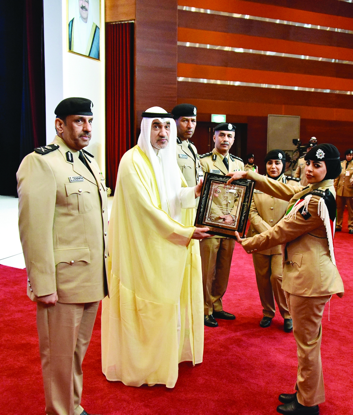 


اليوسف مكرّماً إحدى الخريجات 