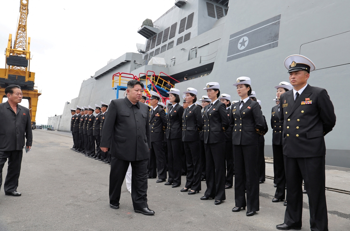 الزعيم كيم خلال تفقده المدمرة