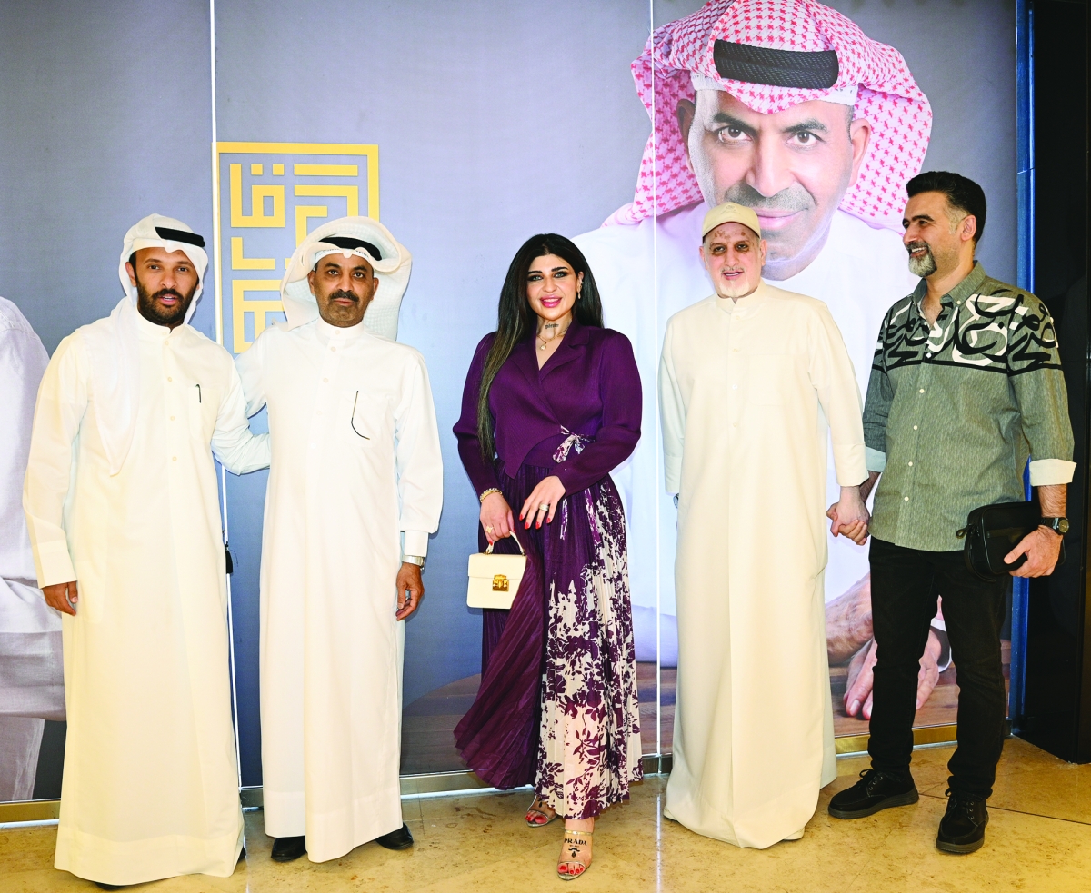 


طارق العلي متوسطاً خالد العجيرب وأحمد إيراج وطلال البحيري وكوثر دشتي 