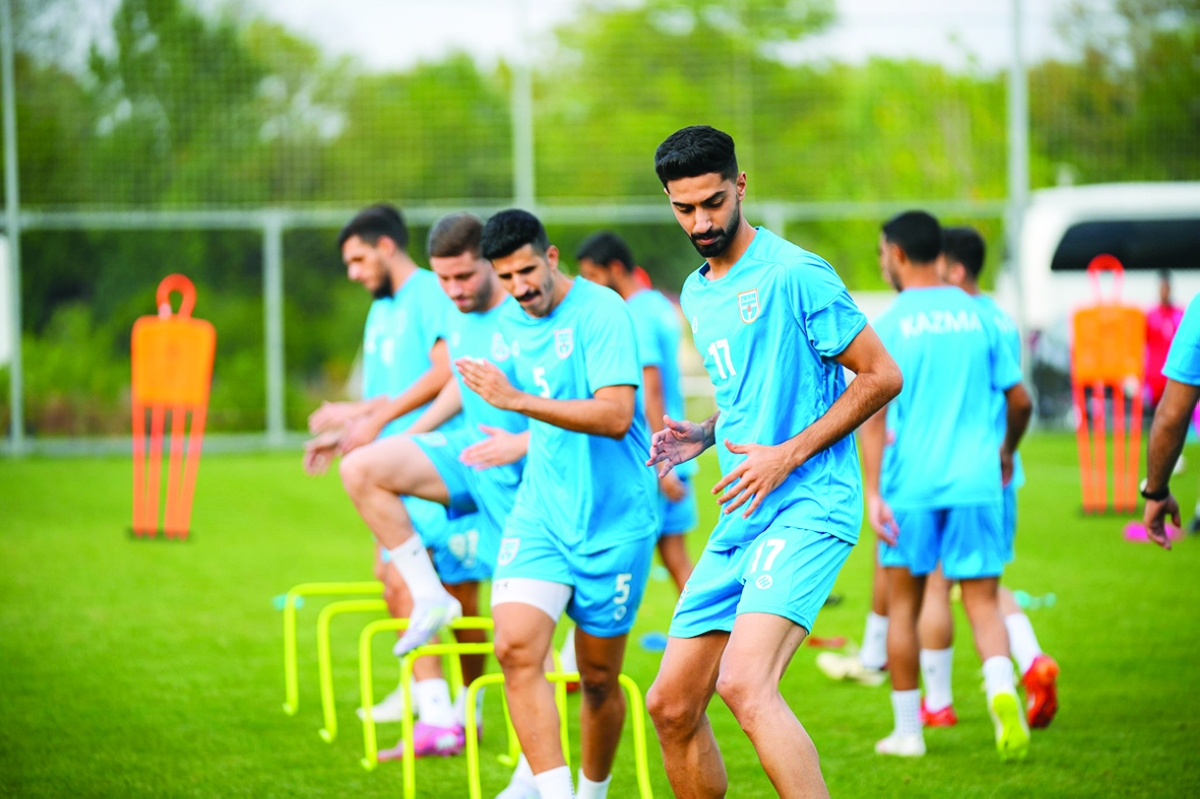 


شبيب الخالدي يتقدم لاعبي «البرتقالي» في التدريبات                   	    (نادي كاظمة) 