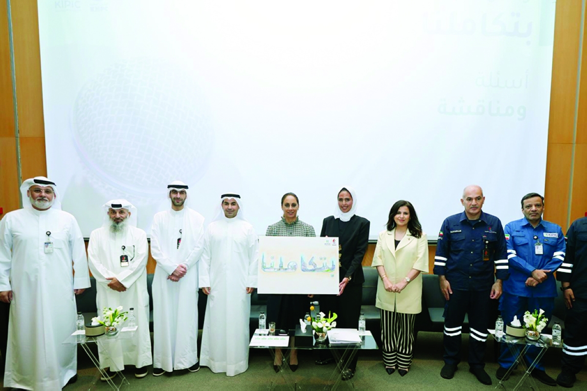 


الخطيب تتوسط قياديي وممثلي شركات نفطية 