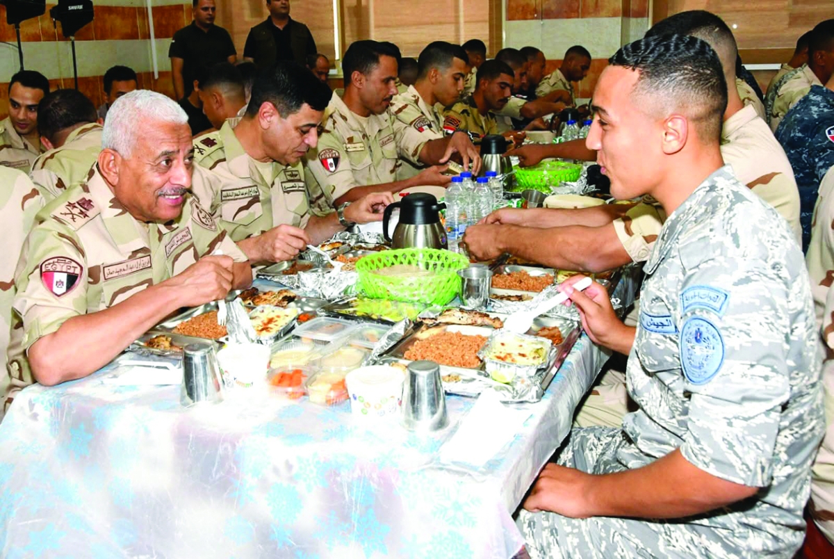 صقر يتناول الطعام مع عناصر من قوات المنطقة الشمالية