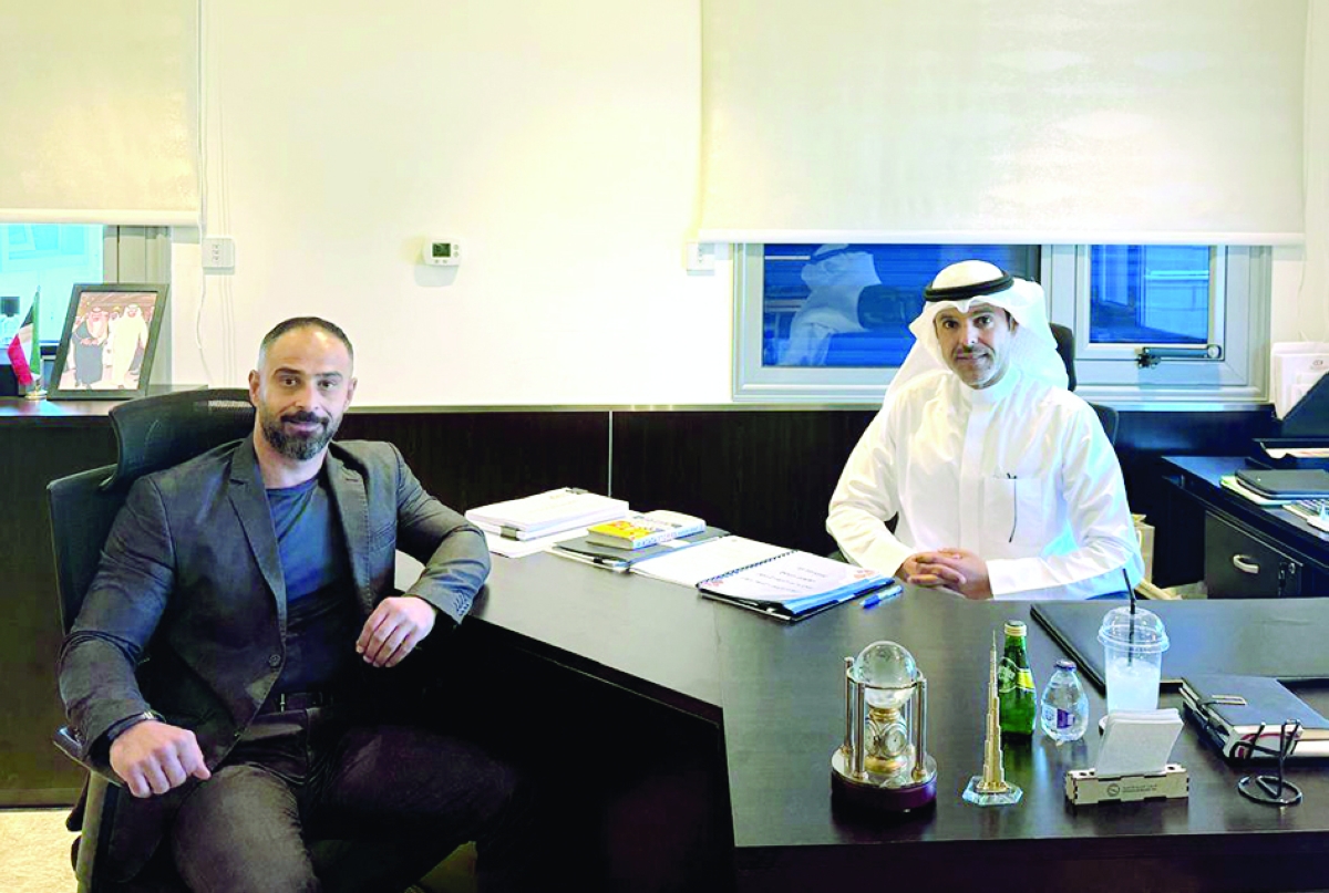 


الرشود خلال لقائه الزميل محمد أنور 	(تصوير نايف العقلة) 