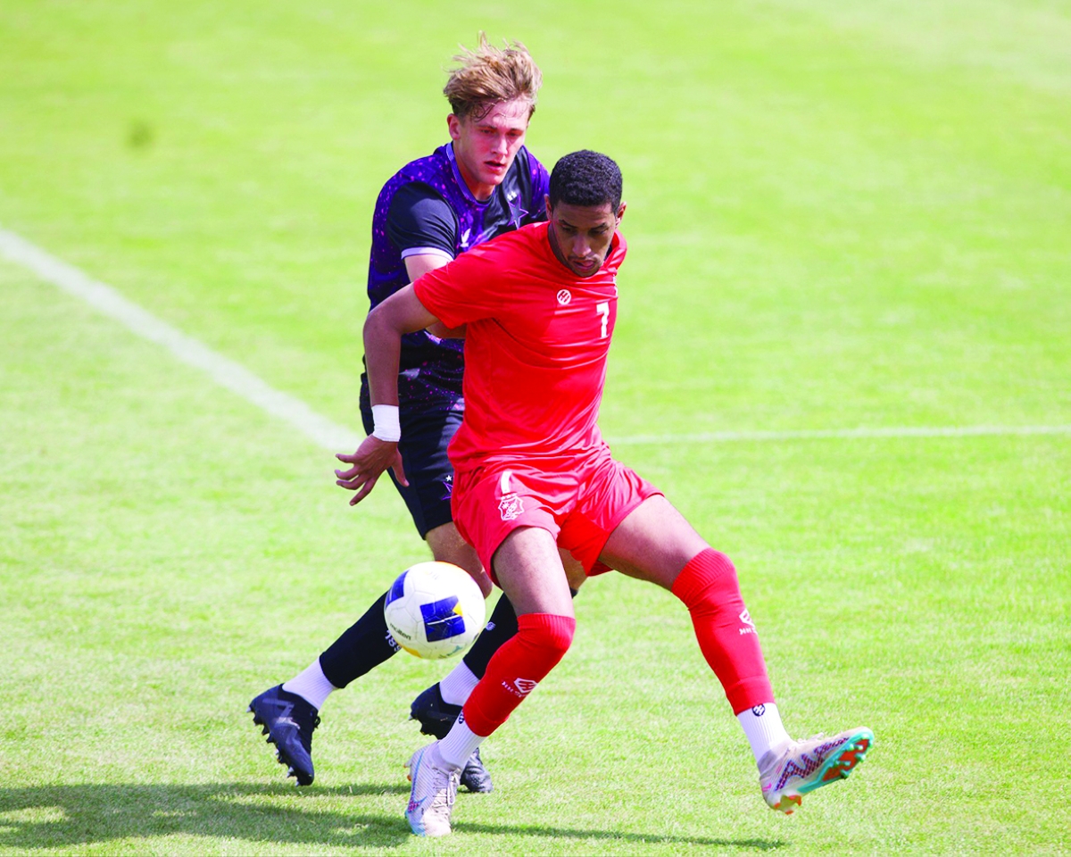 


لاعب «الكويت» إبراهيم كميل يحجز الكرة عن منافسه التشيكي  	  (نادي الكويت) 