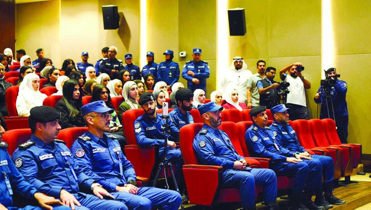 الحضور خلال إجراء القرعة