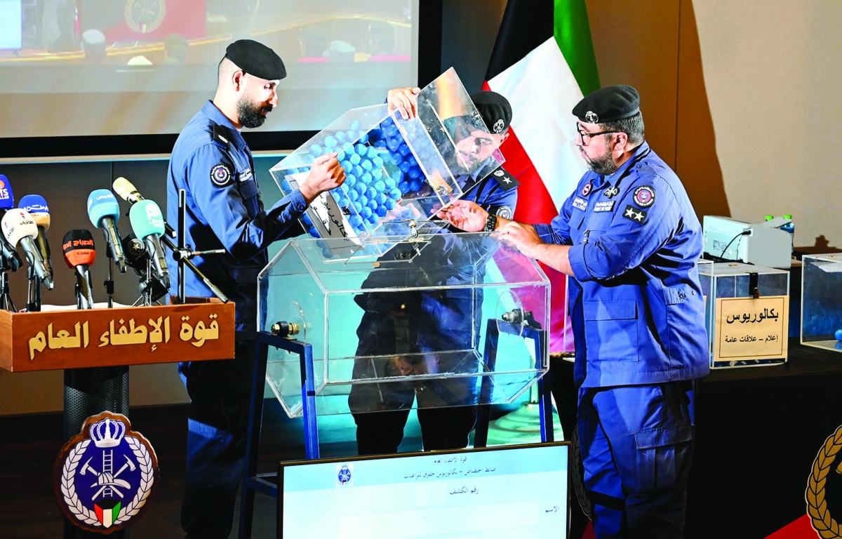 وضع الصناديق تمهيدا لبدء القرعة